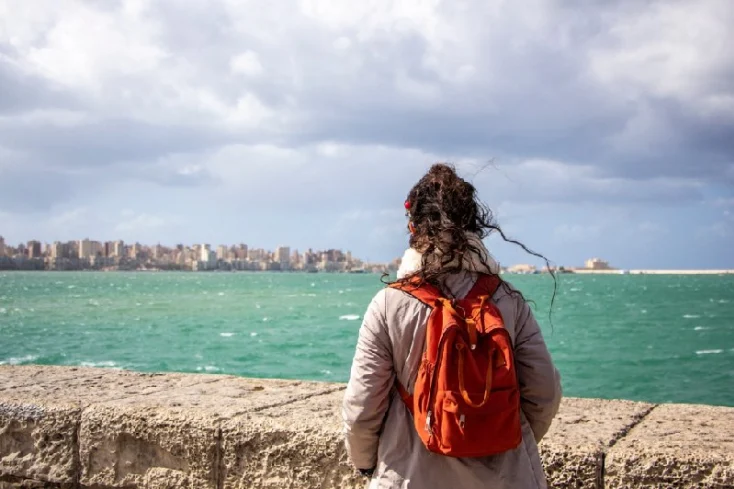 Cittadella Alessandria, una donna davanti al mare di Alessandria