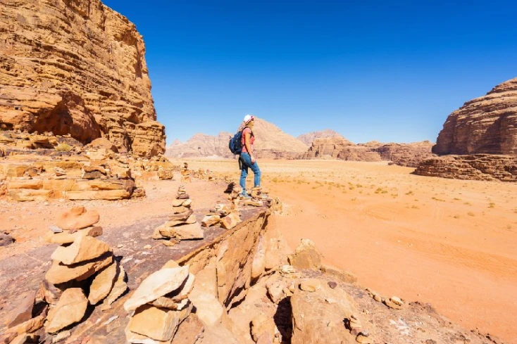 Deserto Wadi Rum, una donna a piedi al deserto