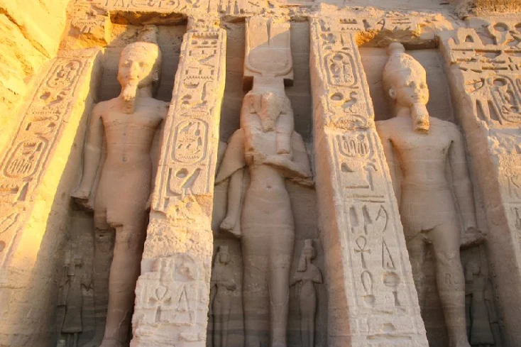 La tomba di Nefertari, la statua alla tomba La tomba di Nefertari, la statua alla tomba