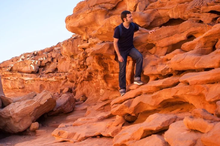 Canyon colorato, un uomo a piedi sulla montagna