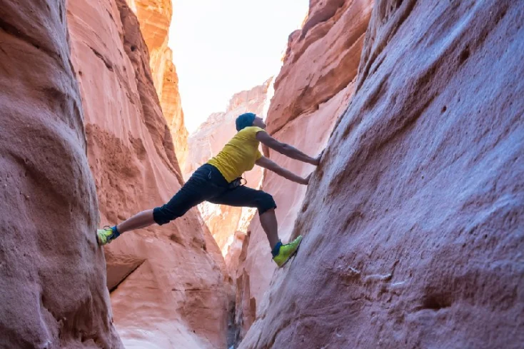 Canyon colorato, Un giovane scala la montagna