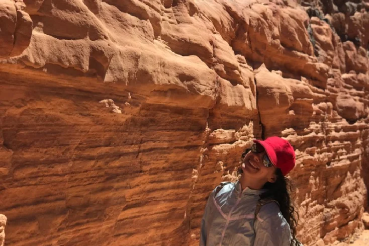 Canyon colorato, una ragazza accanto al canyon Canyon colorato, una ragazza accanto al canyon