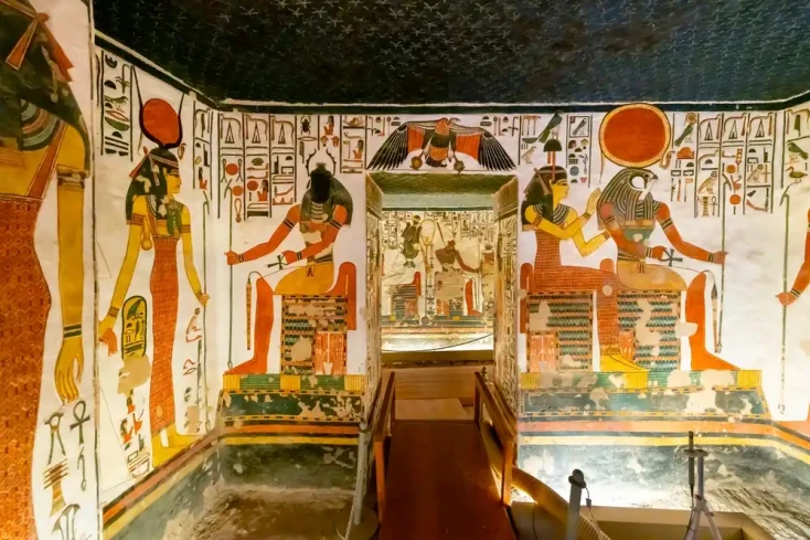 La tomba di Nefertari, una donna davanti all'intrata della tomba