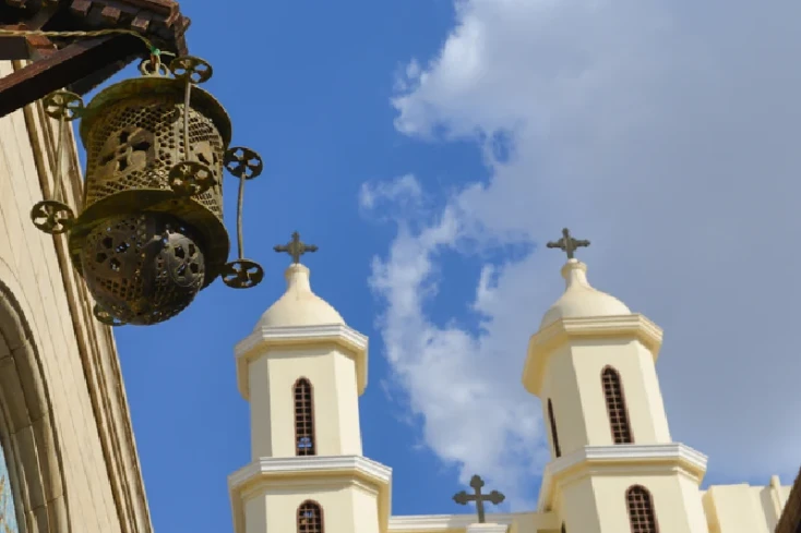 Chiesa Sospesa, la campana davanti alla chiesa