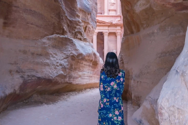 petra siq, una ragazza visita la siq di petra