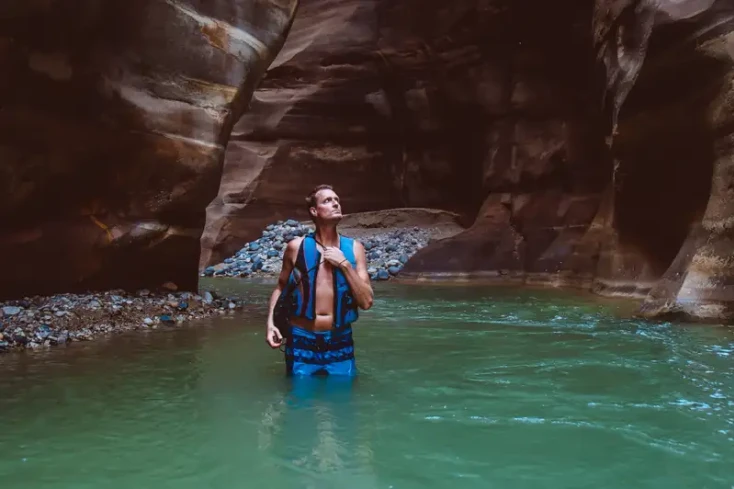 wadi mujib giordania, un uomo al wadi di mujib