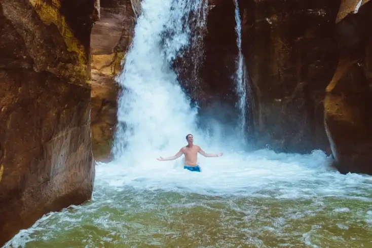 wadi mujib, un uomo al wadi di mujib