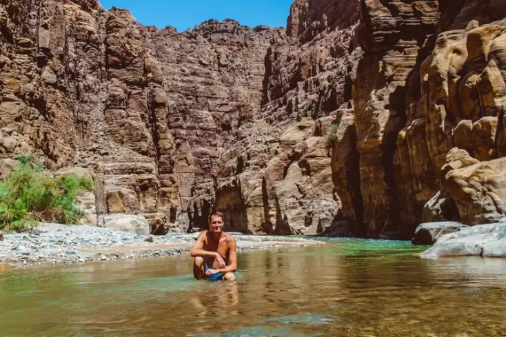 wadi mujib, un uomo al wadi di mujib