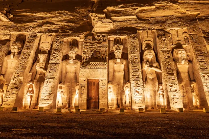 tempio di nefertari, una foto per il tempio la sera