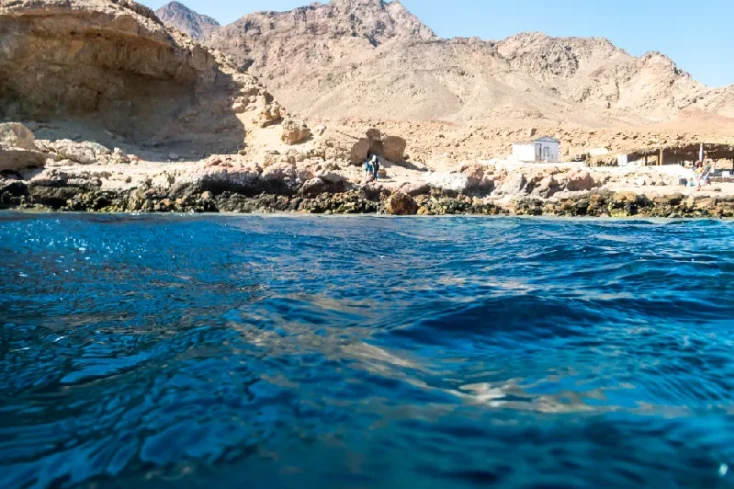 uomo fa snorkeling al blue hole