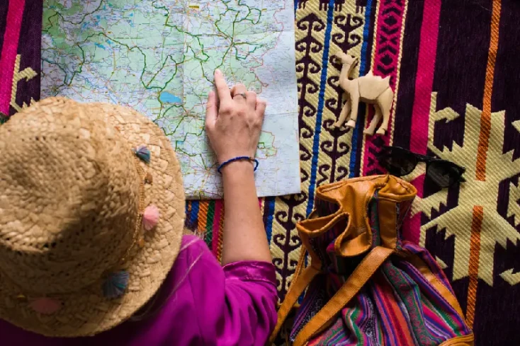 un donna davanti la mappa dell'Egitto un donna davanti la mappa dell'Egitto