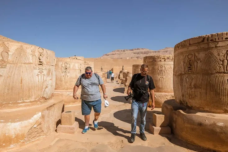 un gruppo di turisti a tempio di madinet habu un gruppo di turisti a tempio di madinet habu