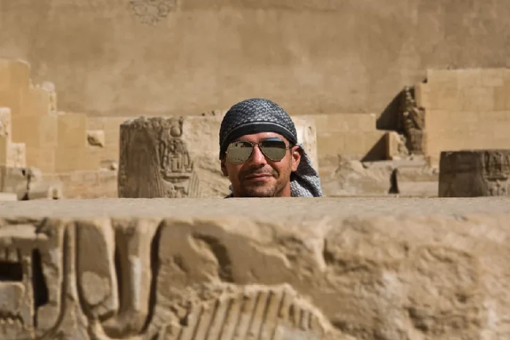 un uomo al tempio di madinet habu, tempio habu