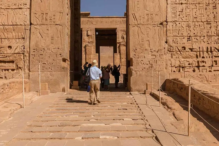 madinet habu, un ragazzo visita il tempio madinet habu, un ragazzo visita il tempio