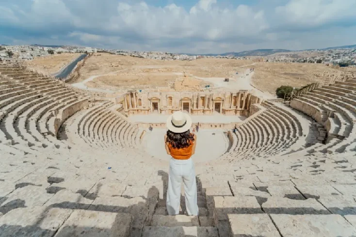 una donna c'è al teatro romano di Amman una donna c'è al teatro romano di Amman
