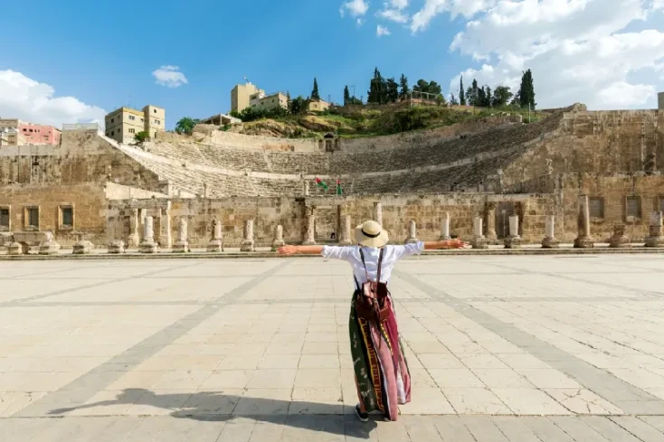 una ragazza visita il teatro romano di amman