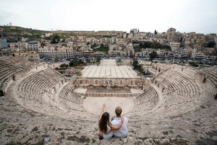 una coppia visita il teatro romano  da amman