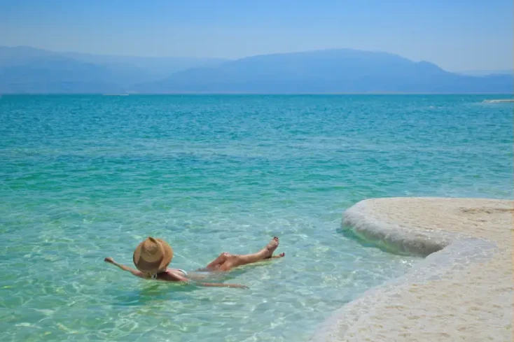 una donna si rilassa al mar morto , jerash giordania