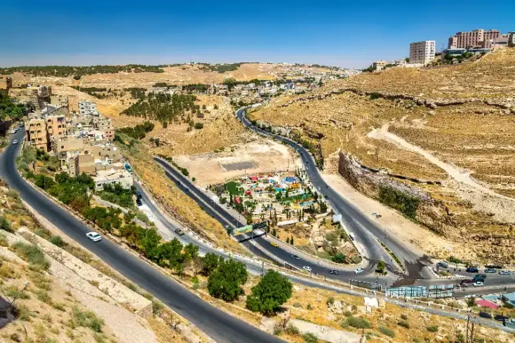 una foto panoramica della citta di kerak giordania , Kerak