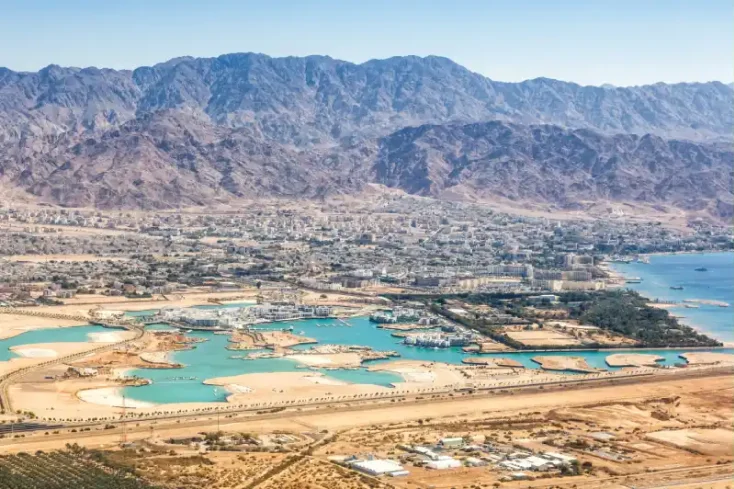 una vista della citta di aqaba , golfo di aqaba