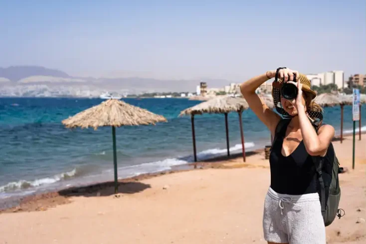 una donna sulla spiaggia di aqaba , golfo di aqaba