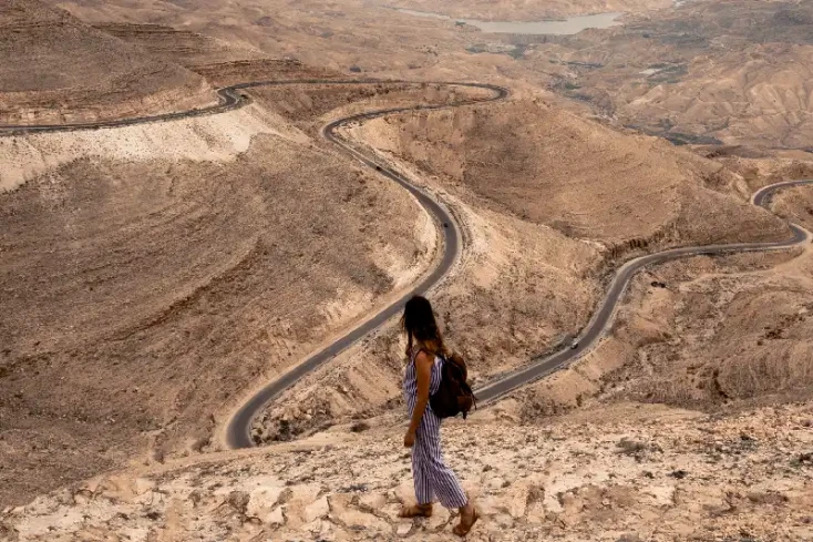 una donna ammira la via dei re , strada dei re una donna ammira la via dei re , strada dei re