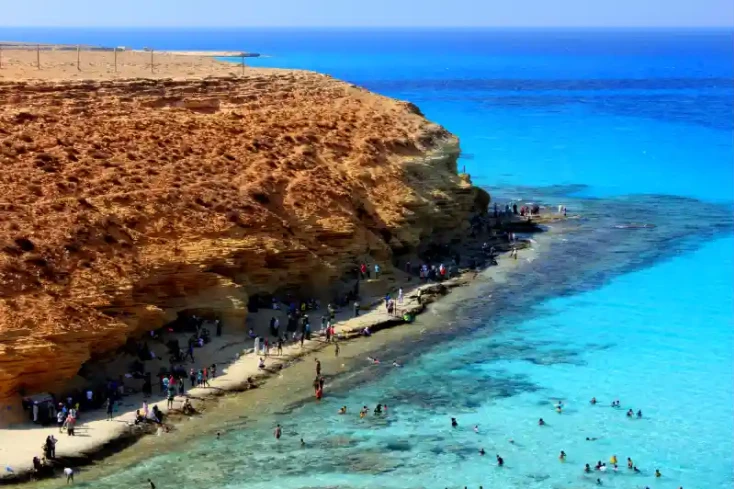 gente sulla spiaggia di agiba marsa matrouh, marsa matrouh egitto