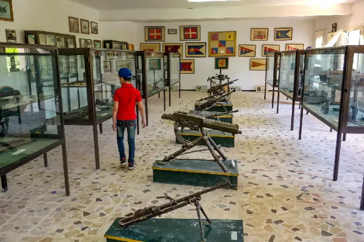 un ragazzo dentro il museo del el alamein in egitto , el alamein un ragazzo dentro il museo del el alamein in egitto , el alamein