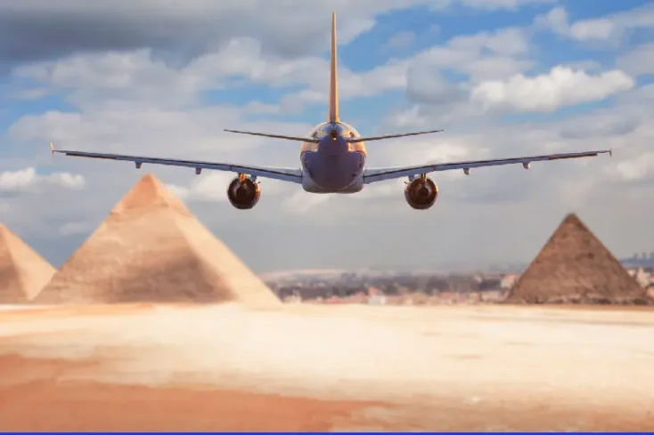 un'areo vola sopra le piramidi in egitto , l'aeroporto internazionale del cairo un'areo vola sopra le piramidi in egitto , l'aeroporto internazionale del cairo