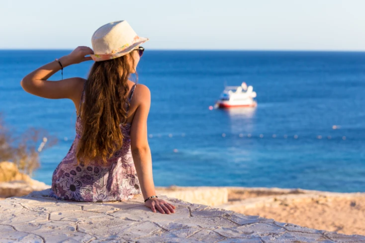 una donna sulla spiaggia di giftun , isola di giftun hurghada