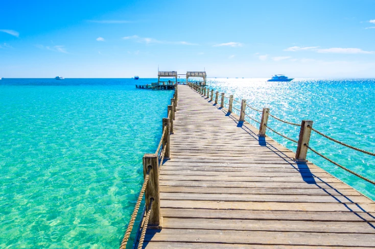 un ponte di legno sulla spiaggia di giftun , isola di giftun hurghada