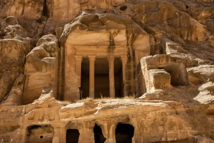 una foto di monastero di piccola petra, piccola petra