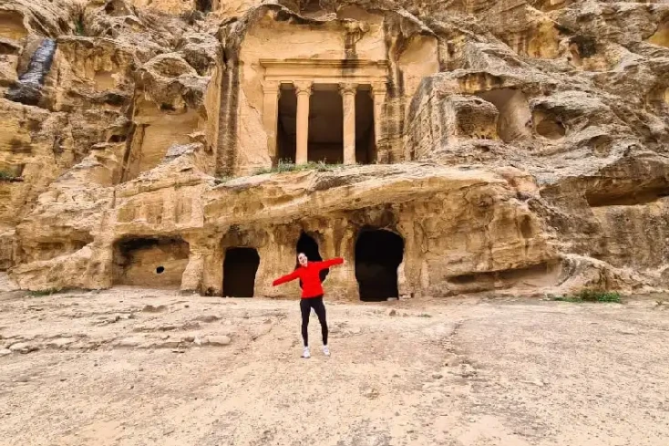 una turista davanti l'ingresso di piccola petra, piccola petra