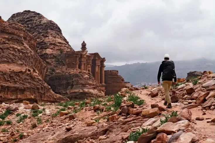 un turista davanti l'ingresso di piccola petra , piccola petra