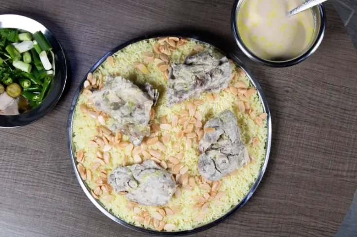 un tipico piatto di giordania il mansaf , piccola petra