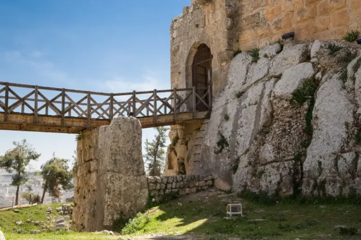 il castello di ajloun da fuori , ajloun