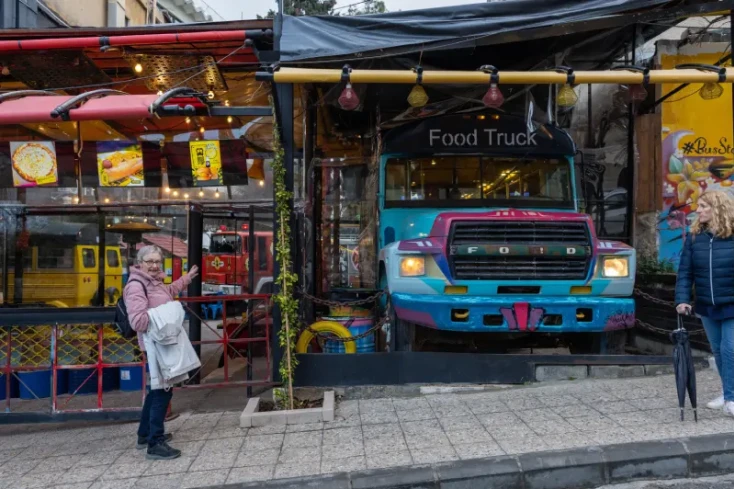 una donna nella rainbow street giordania , rainbow street amman