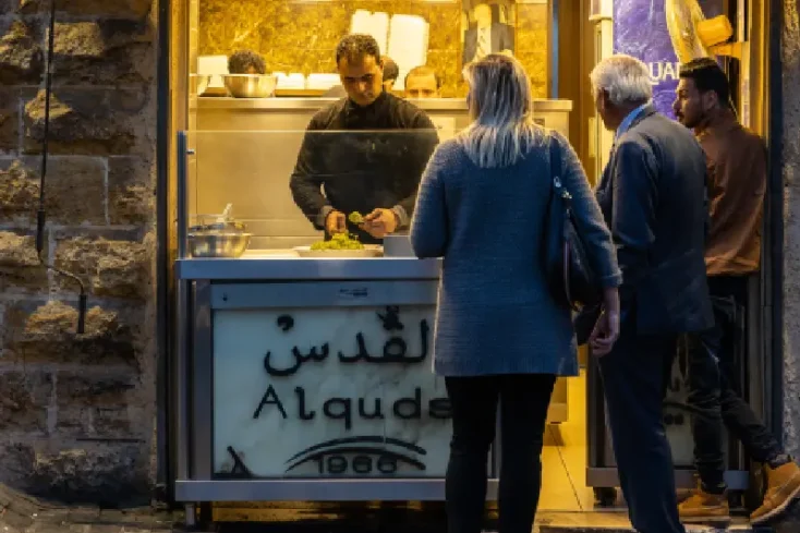 un risturante famoso del flafel nel rainbow street in giordania , rainbow street amman