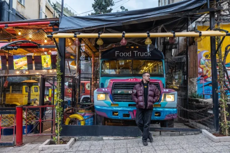 un uomo si scatta una foro nel rainbow street in giordania , rainbow street amman