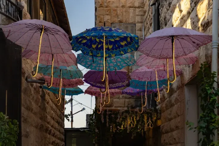 gli ombrelloni colorati che coprono il rainbow street ad amman , rainbow street amman