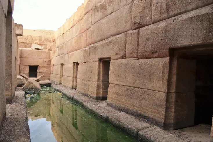 lago sacro dentro il tempio di abydos ,tempio di osiride