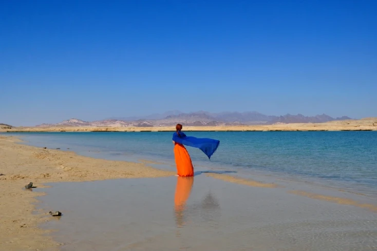 una donna sulla spiaggia del quseir