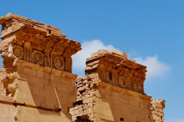 le rovine della tomba del leone a petra , tomba del leone