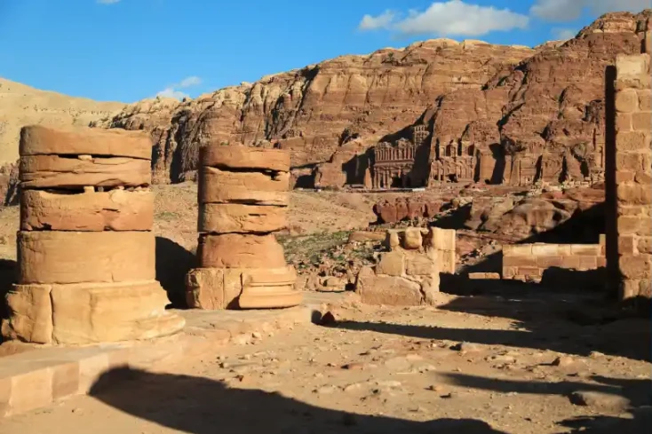 rovine delle colonne alla tomba del leone a petra, tomba del leone