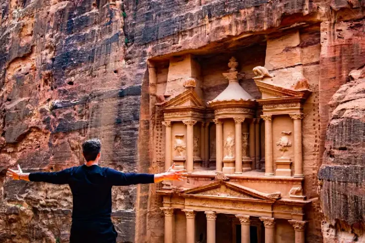 un uomo a petra in giordania , tomba del leone