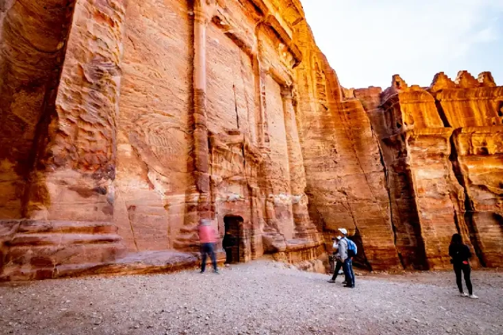 turisti a petra giordania , tomba del leone
