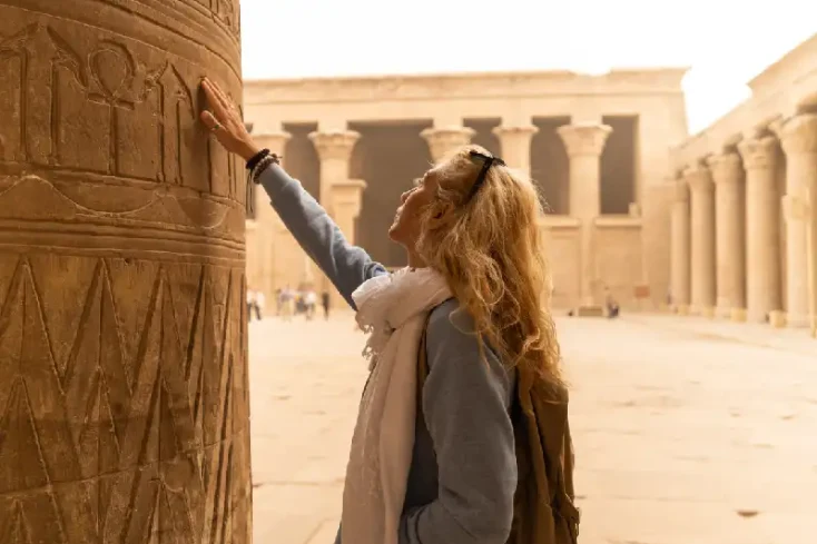 una turista al tempio di edfu , Esna