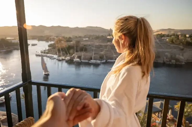 una turista ad un'hotel ad Aswan , Esna