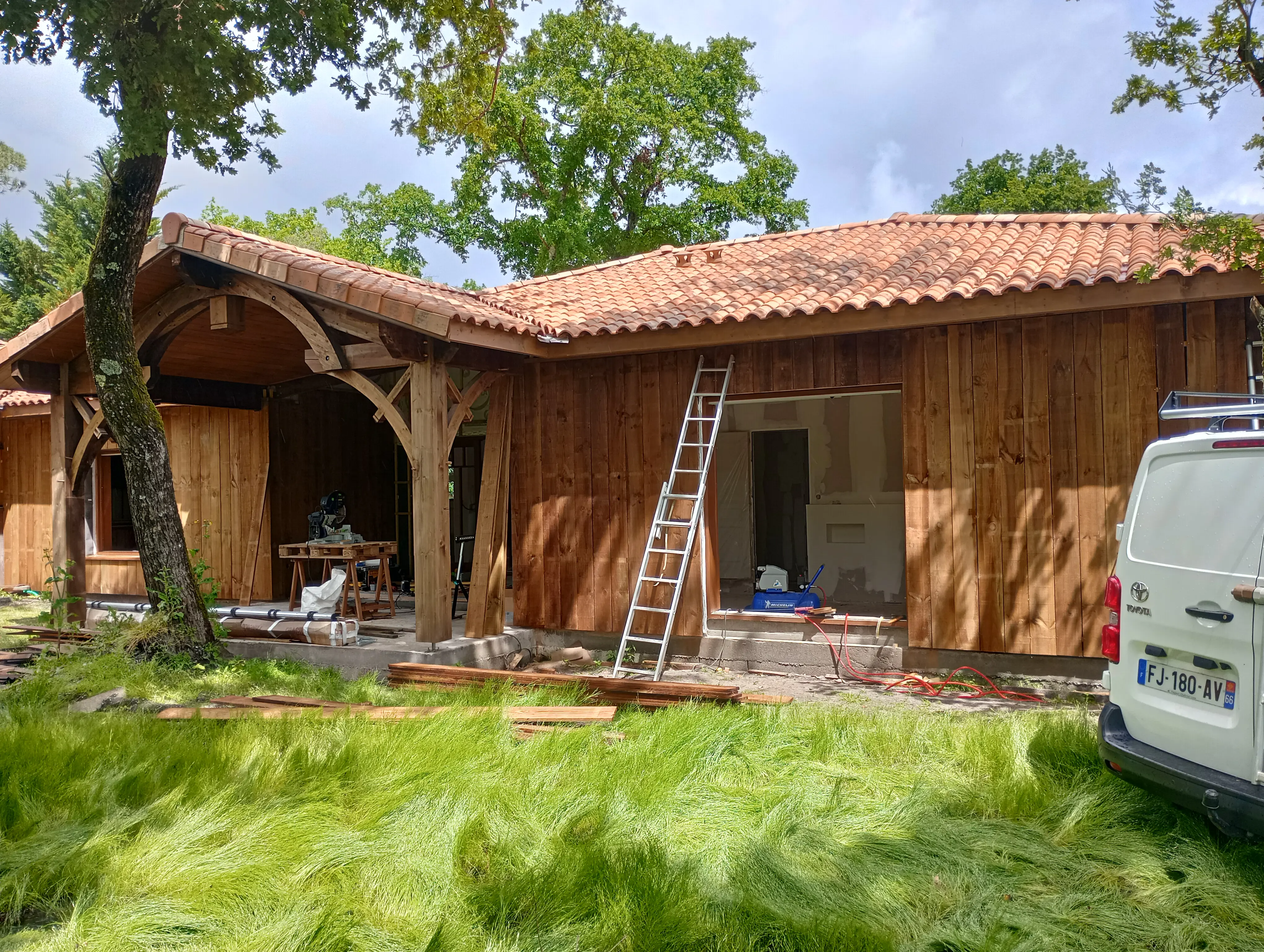 Maison habillée d’un bardage bois naturel - Menuiserie Sirouet