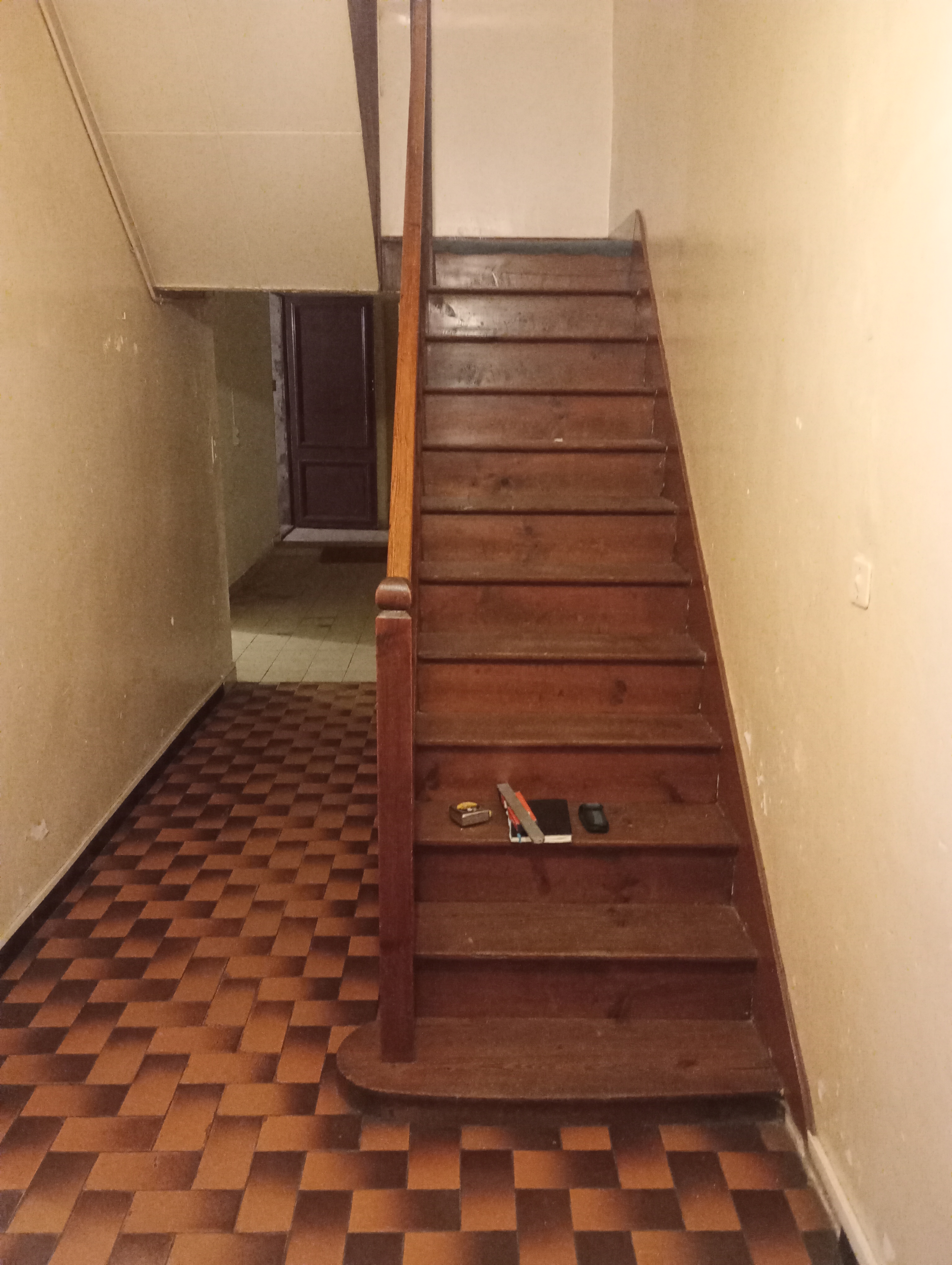 Pose d'escalier en quart de rond en hêtre - Menuiserie Sirouet